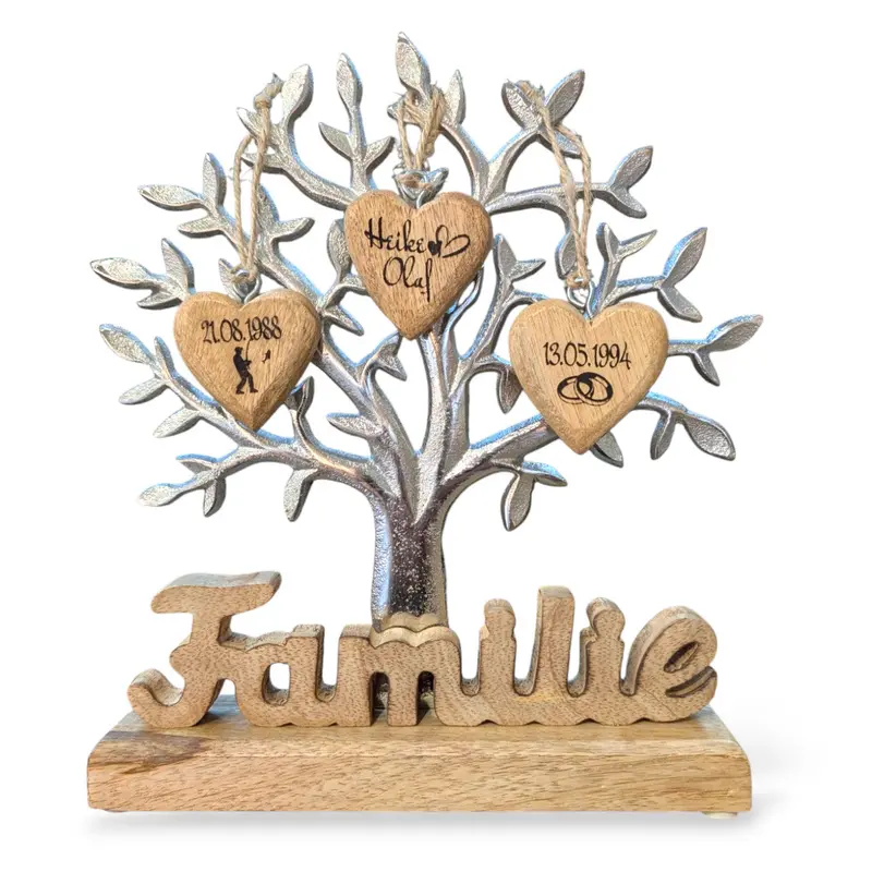 Baum mit Schriftzug "Familie" 23cm mit 3 gravierten Holzherzen
