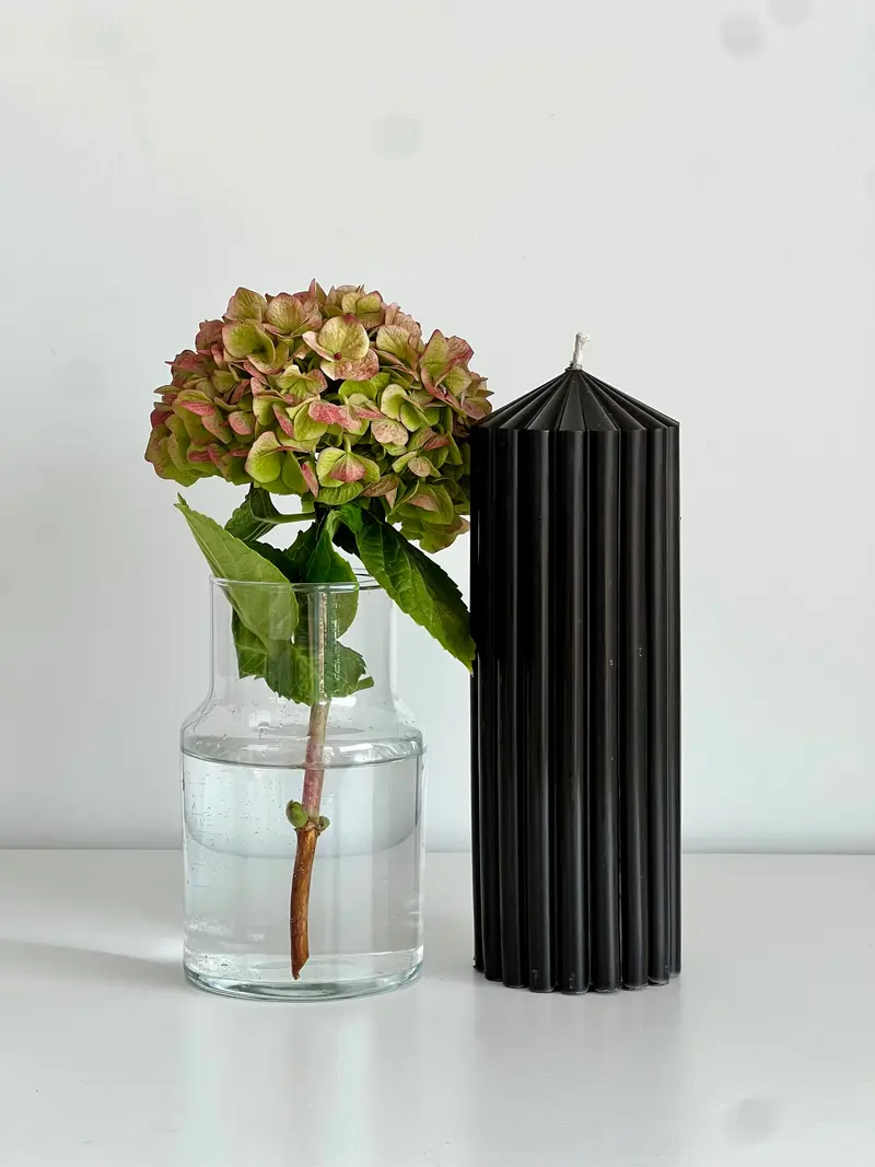 Bienenwachskerze LONDON – Schwarz – Limitierte Edition – Handgegossen – Für Wohnräume & Dekoration – 20x7 cm