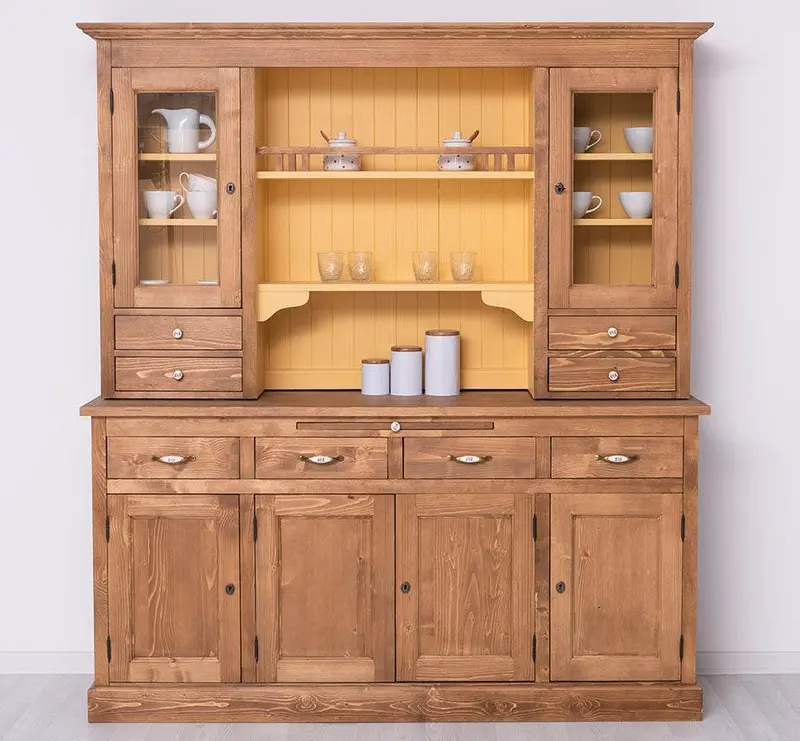 Breiter Buffetschrank aus Massivholz im Landhausstil