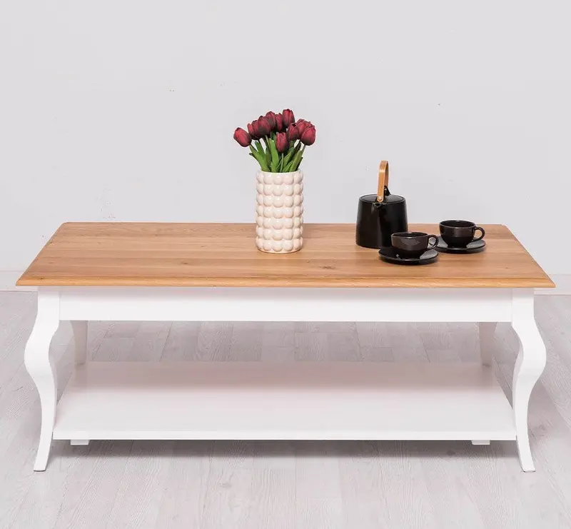 Couchtisch aus Massivholz mit geschwungenen Beinen