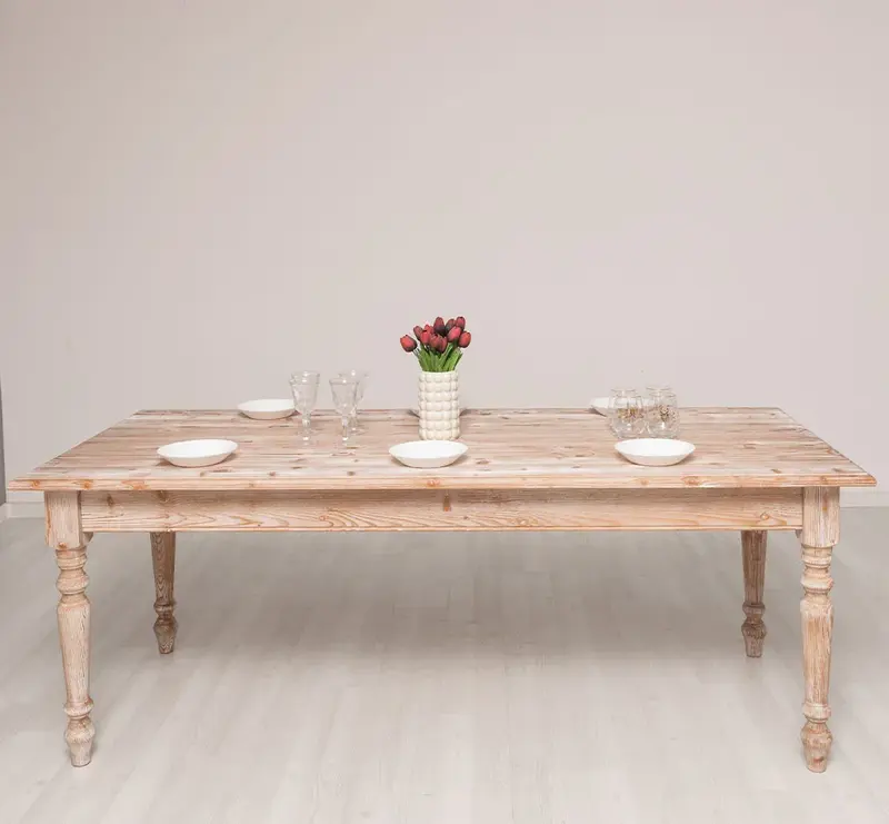 Esstisch aus Massivholz im Landhausstil mit gedrehten Beinen