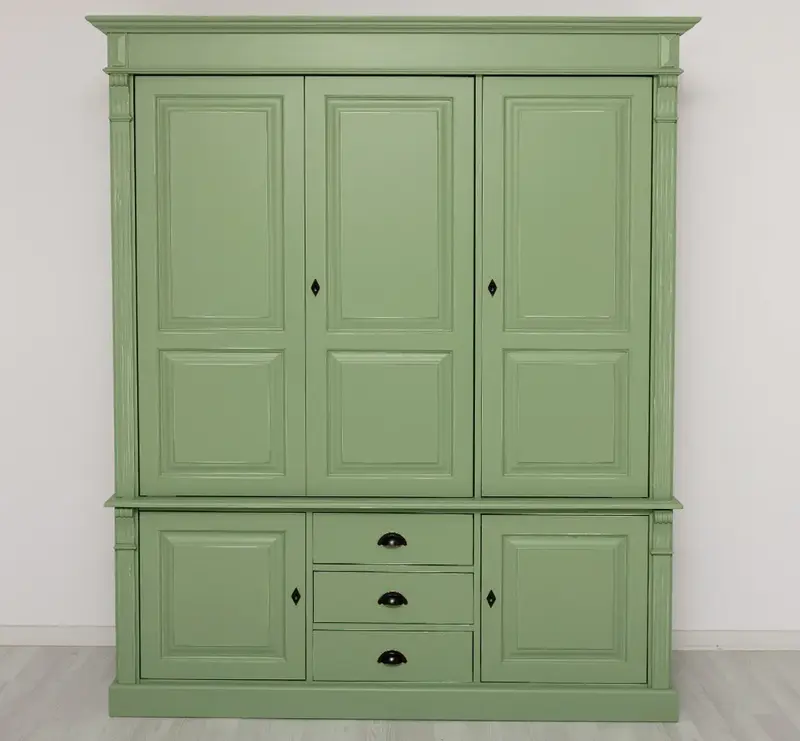 Fünftüriger Kleiderschrank aus Massivholz im Landhausstil mit drei Schubladen