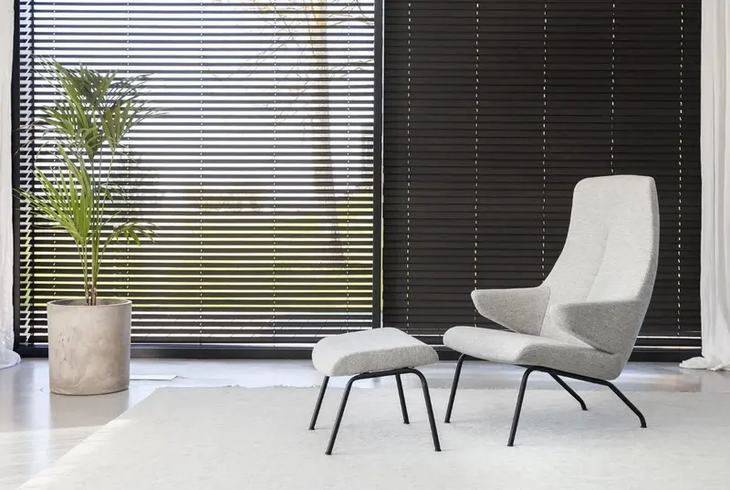 Fußhocker VOOG mit Metallbeinen – preisgekröntes Design im Retro-Stil