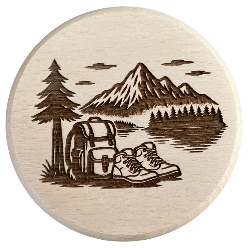 Glasdeckel mit Flaschenöffner und Gravur "Wandern" aus Buchenholz