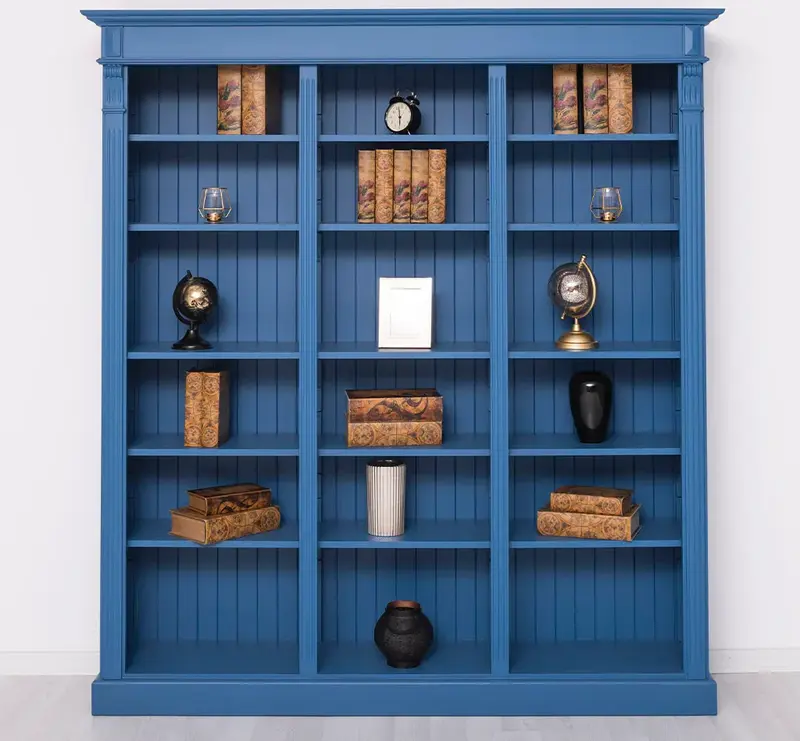Großes Bücherregal aus Massivholz mit verzierter Kranzleiste | Regalwand in verschiedenen Farben