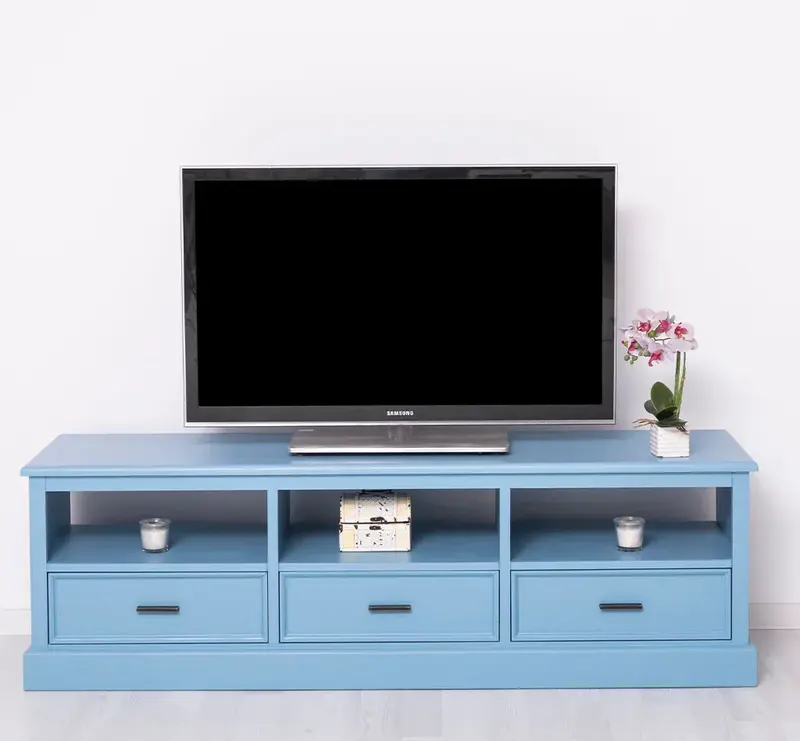 Großes TV-Board aus Massivholz mit drei Schubladen