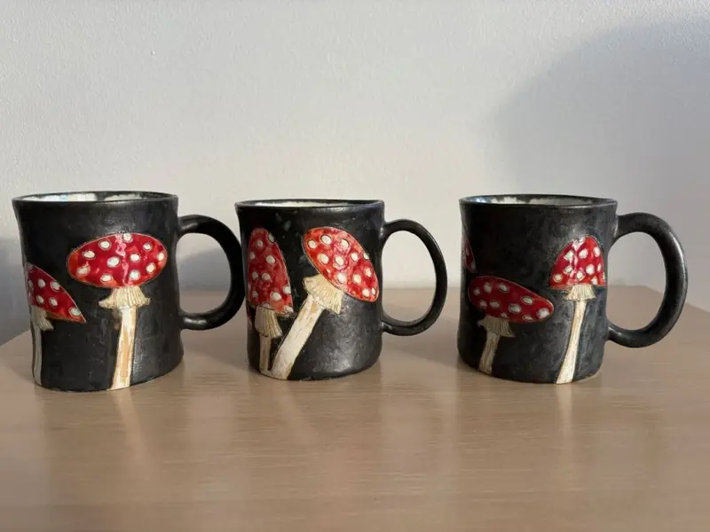 Handgefertigte Keramiktasse FLIEGENPILZ aus Estland