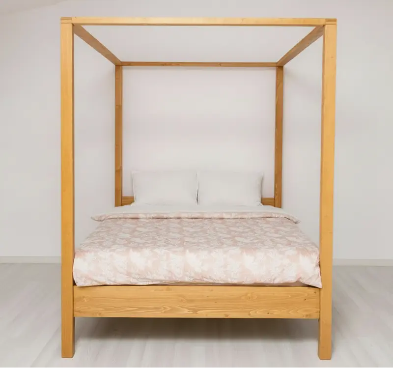 Himmelbett aus Massivholz - Klassisches Pfosten-Bett Gestell