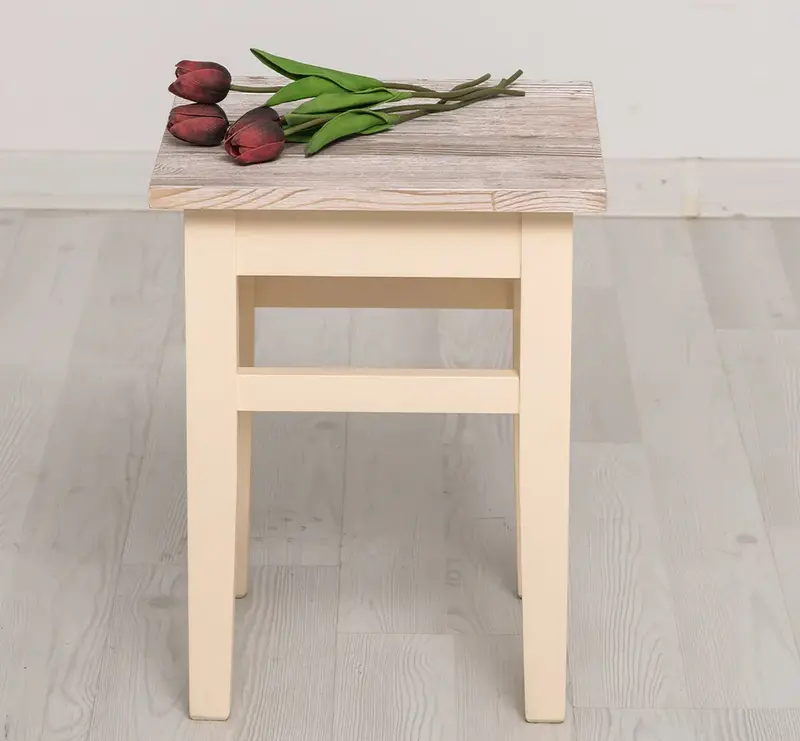 Hocker aus Massivholz in verschiedenen Farben