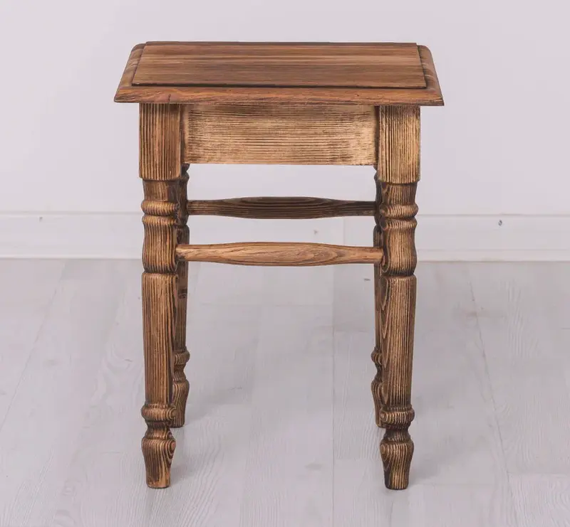 Hocker aus Massivholz mit gedrechselten Beinen