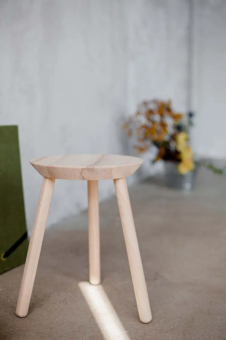 Hocker NAïVE – massives Holz, vielseitig im Alltag