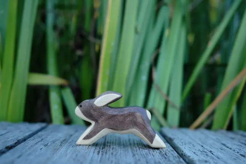 Holzwald Hase laufend