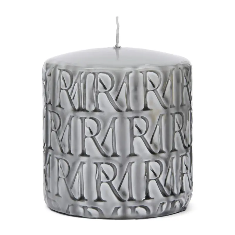 Kerze Beige Paraffin mit geprägtem Monogramm M – Monogram | Rivièra Maison