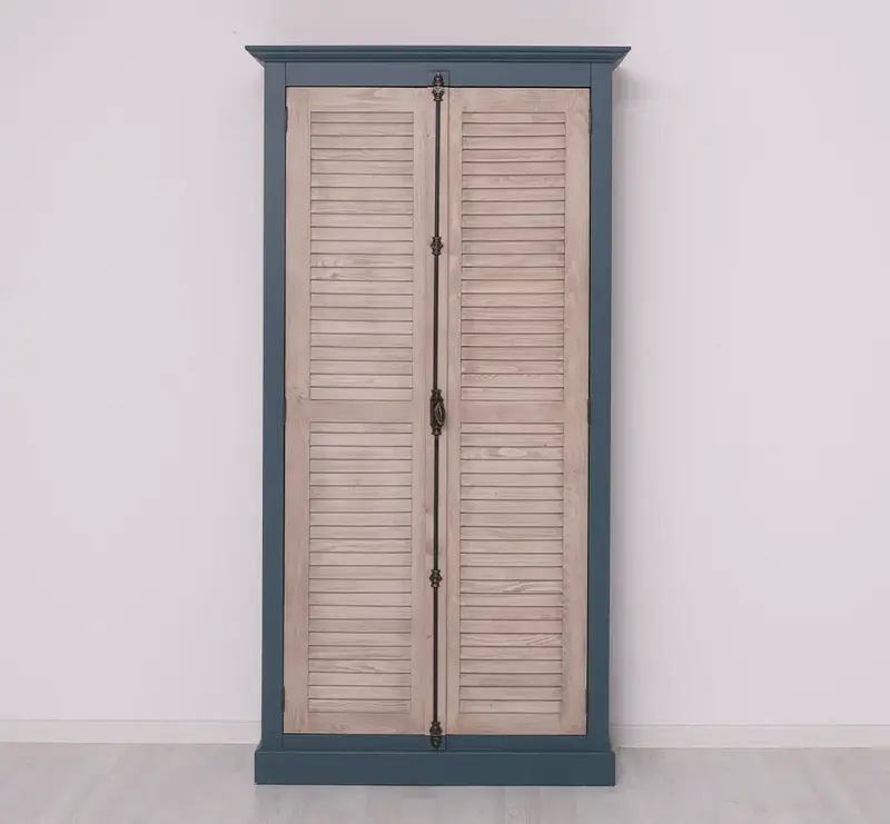 Kleiderschrank aus Massivholz mit Lamellentüren und externem Verschluss