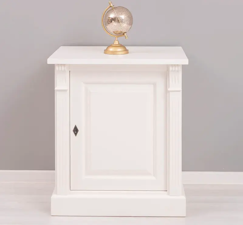 Kleine Kommode im Landhausstil mit Ornamenten
