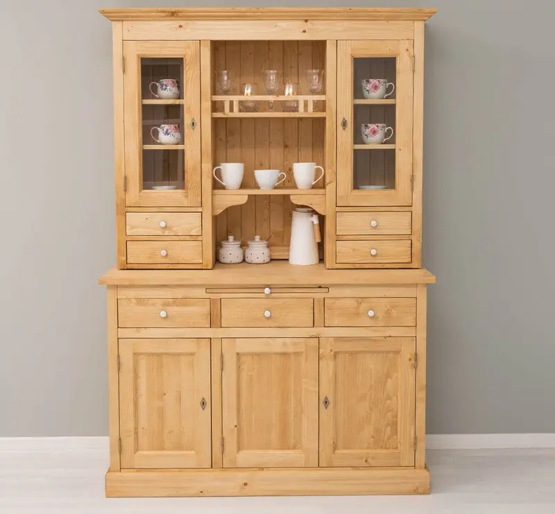 Küchen- und Buffetschrank aus Massivholz im Landhausstil
