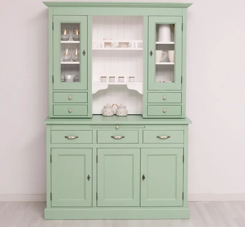 Küchen- und Buffetschrank aus Massivholz im Landhausstil