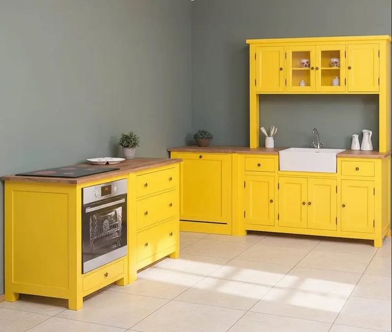 Küchenzeile aus Massivholz in Gelb- Komplette Massivholzküche mit freistehendem Geschirrschrank