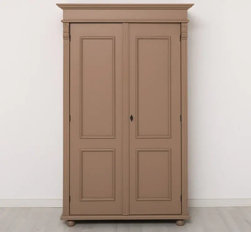 Landhaus- Kleiderschrank aus Massivholz mit Ornamenten