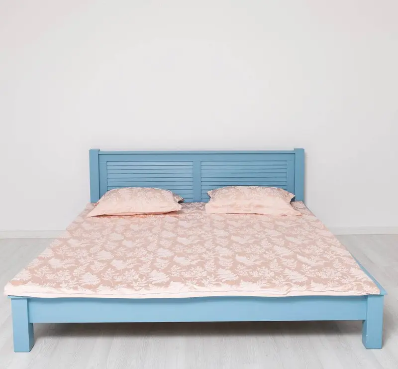 Landhausbett aus Massivholz mit Lamellen in verschiedenen Größen & Farben