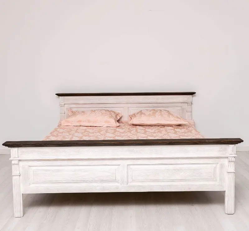 Landhausbett aus Massivholz mit Ornamenten | Luxuriöses Bett mit Fräsungen