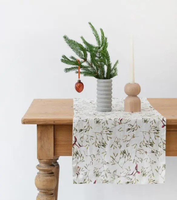 Leinen-Tischläufer für die Festtafel