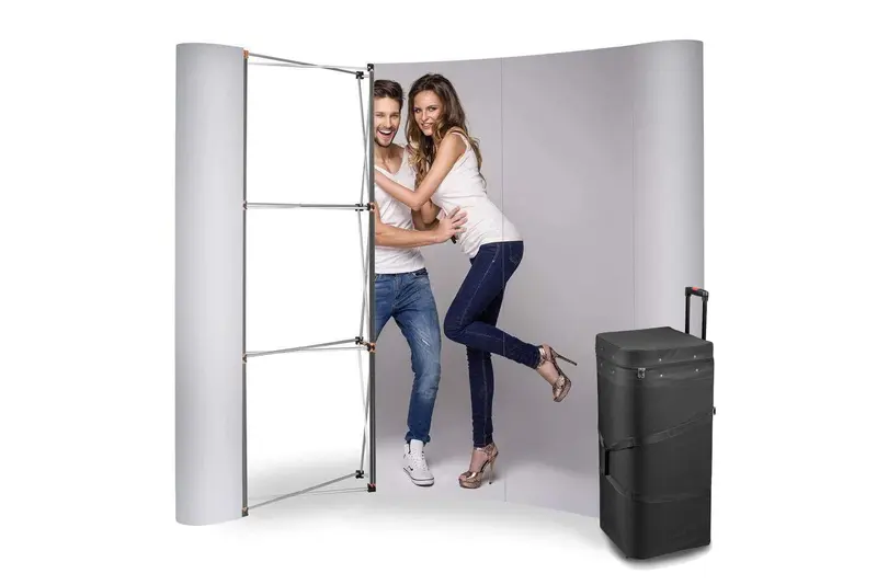 Magnetische Pop-Up Messewand gebogen 3 x 3 im Transportkoffer