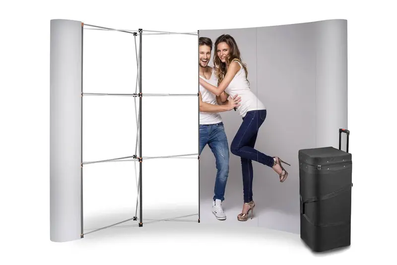 Magnetische Pop-Up Messewand gebogen 3 x 4 im Transportkoffer