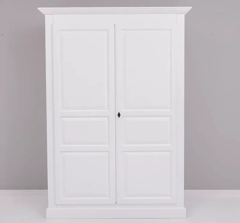 Massiver Kleiderschrank mit zwei Türen im Landhausstil