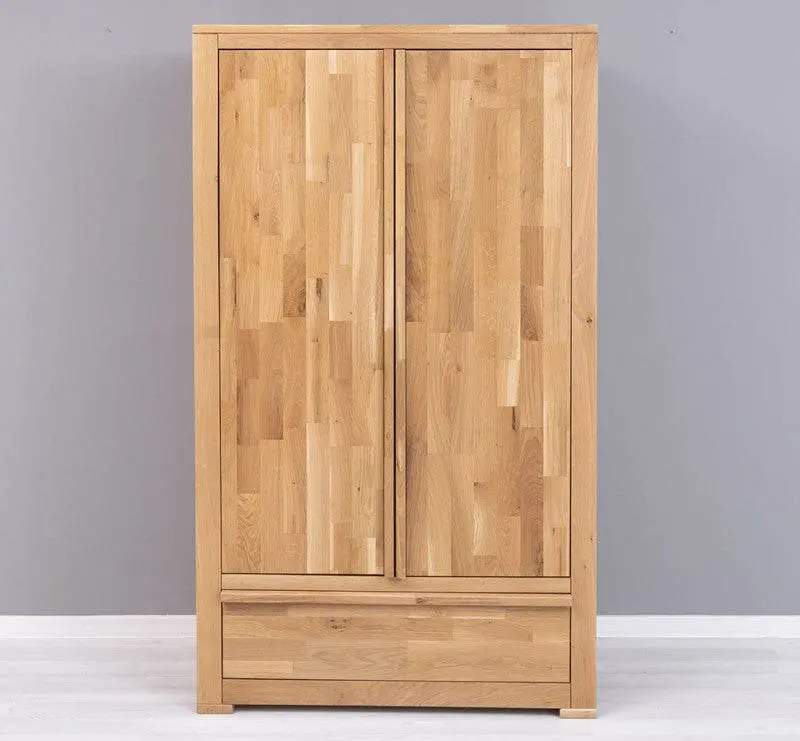 Moderner Kleiderschrank aus massiver Wildeiche