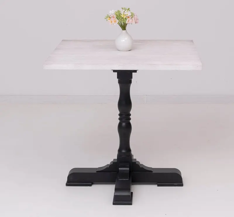 Quadratischer Bistrotisch aus Massivholz - mit Eichen- oder Pinientischplatte