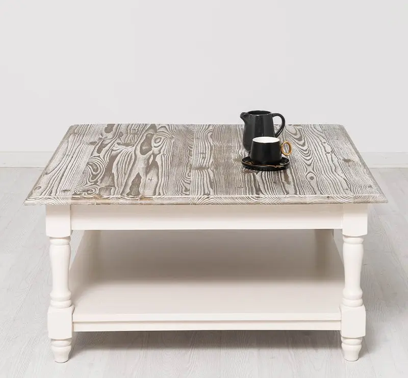 Quadratischer Couchtisch aus Massivholz mit gedrechselten Beinen