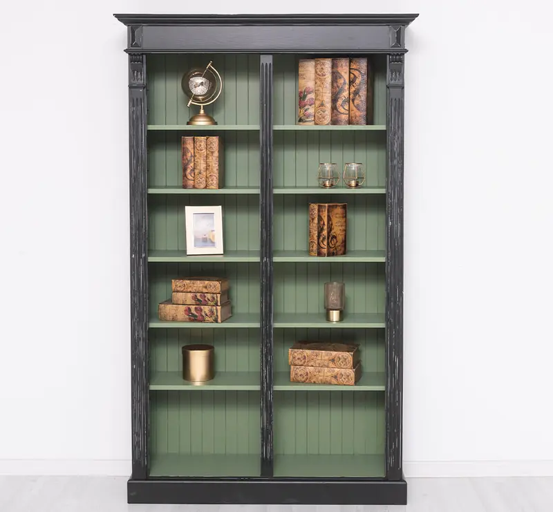 Regalwand aus Massivholz - Bücherregal mit Ornamenten