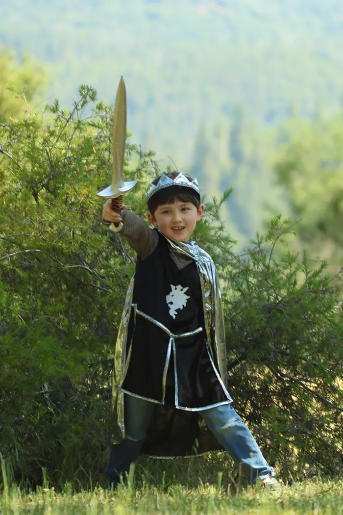 Ritter Outfit mit Umhang und Krone