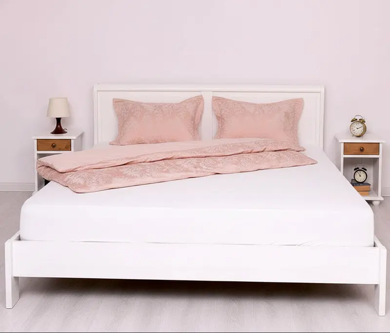 Schlafzimmer-Set bestehend aus Massivholzbett 180 und zwei Nachttischen