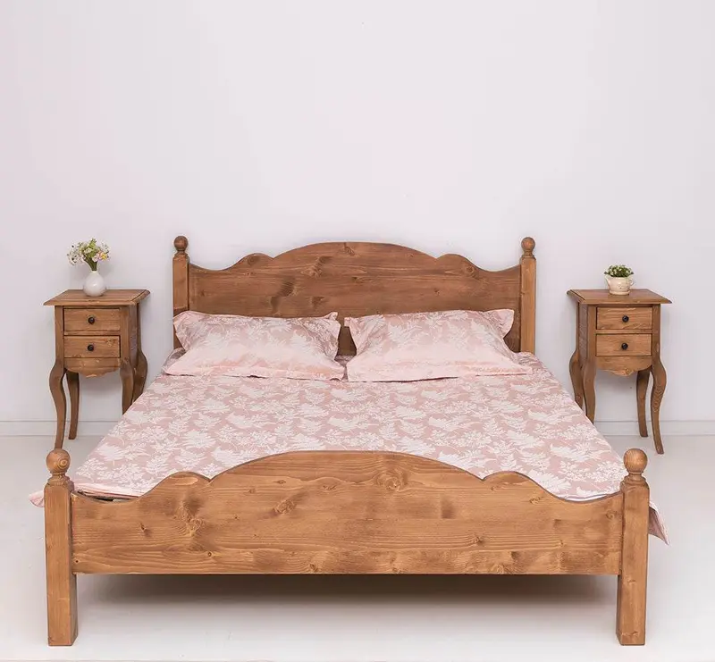 Schlafzimmer Set - Bett aus Massivholz mit geschwungenem Kopf- und Fußteil und zwei Nachttischen