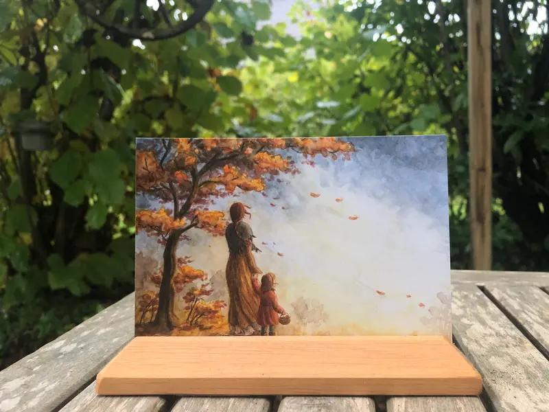 Schlichter Kartenständer aus Erlenholz für Kunstkarten