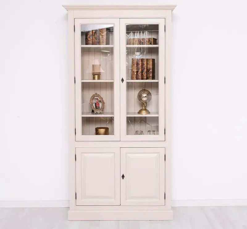 Vitrinenschrank aus Massivholz mit vier Regalböden