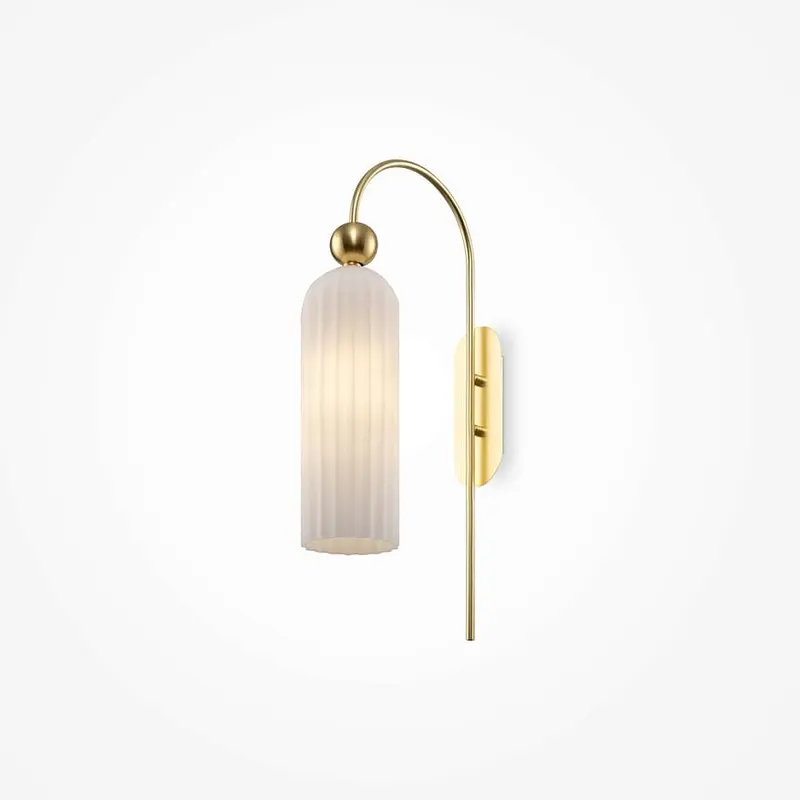 Wandleuchte – Weißes Glas, Schlanke Form, Gold Akzente - Antic | Maytoni