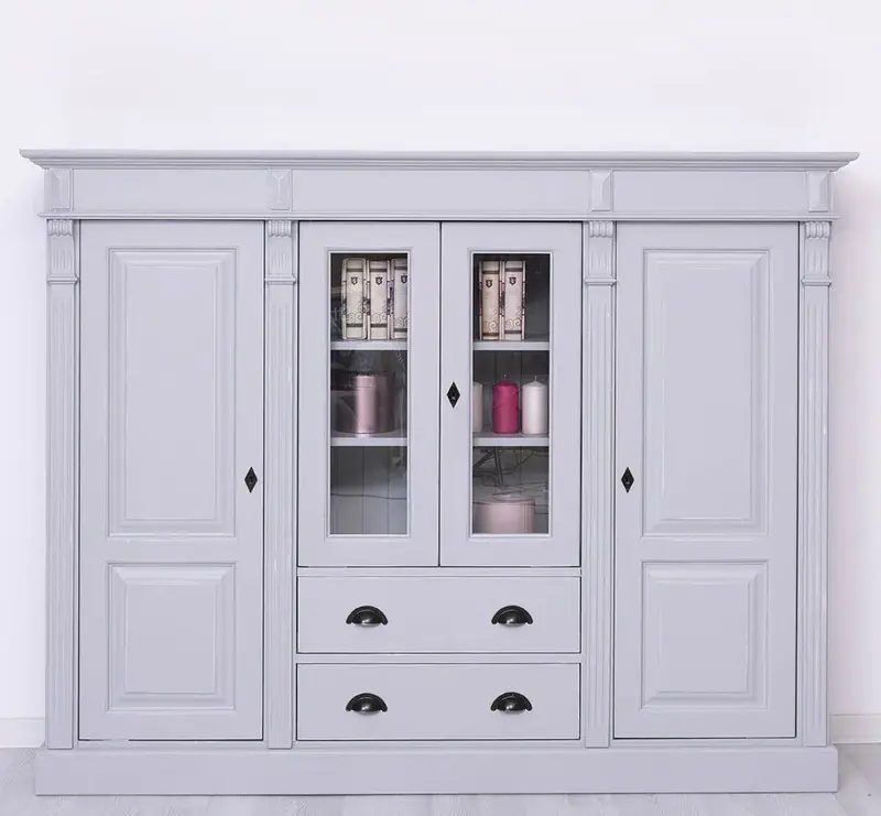 Wohnschrank aus Massivholz im Landhausstil mit Türen und Schubladen